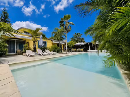 villa de charme avec 4 gîtes  studio indépendant  piscine chau