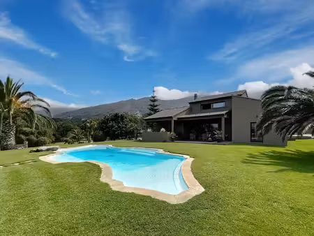 propriété avec piscine 220 m² terrain de 4 000 m² ?