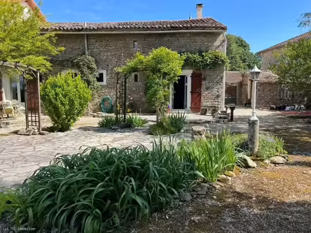 charmante maison en pierre dans un village tranquille -