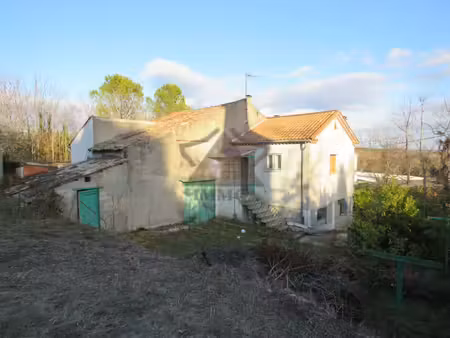 maison a renover sur un grand terrain