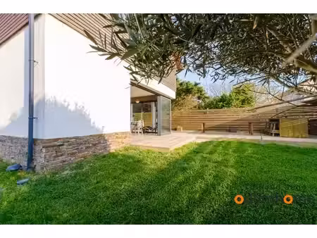 maison contemporaine récente avec un bel extérieur et vue mer de l'étage