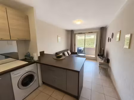 appartement t2 avec balcon  cave et piscine