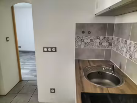 location appartement 1 pièce 20 m² à la crau (83260)