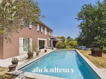 spacieuse villa avec piscine et terrain d’environ 1 500 m²   dépendance et vue dégagée en.