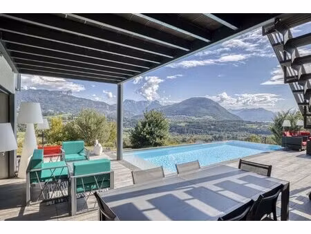 villa d’architecte contemporaine de 2016 sur un terrain de 1544 m2 située en hauteur d’un.