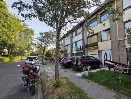 maison mitoyenne située dans un quartier résidentiel calme.