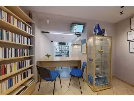 fort potentiel–espace commercial  duplex et vastes caves.