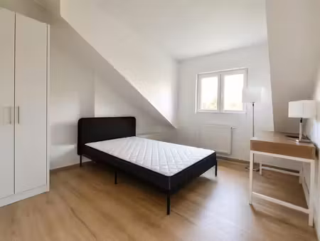libre immédiatement - chambre meublée dans une maison