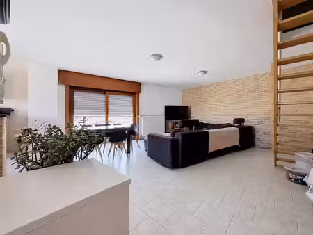 bel appartement triplex avec 3 chambres. libre le 1er octobr