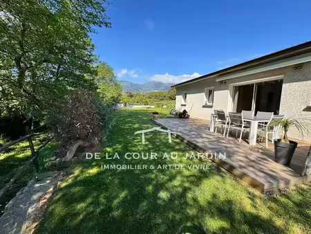 villa de plain-pied de quatre pièces avec jardin paysager  proch