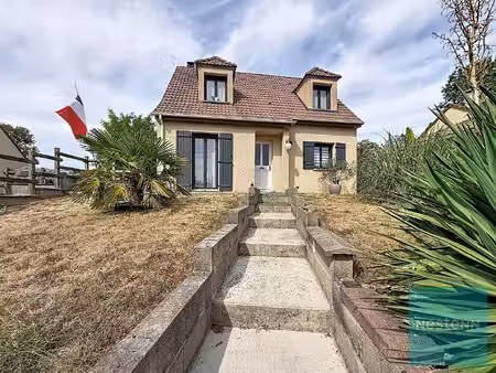pavillon de 5 pièces en très bon état général avec un sous-sol total et un garage indépend