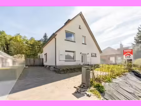 grande maison ouverte avec vaste jardin
