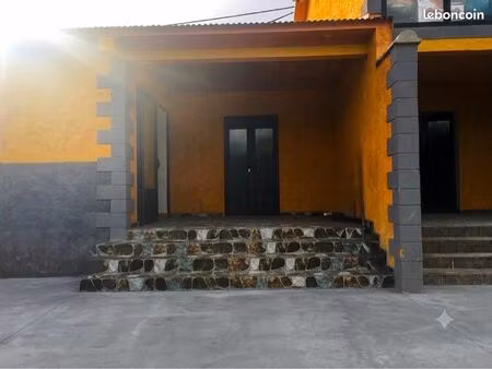 appartement t3 récent avec vue panoramique à l'entrée de cilaos