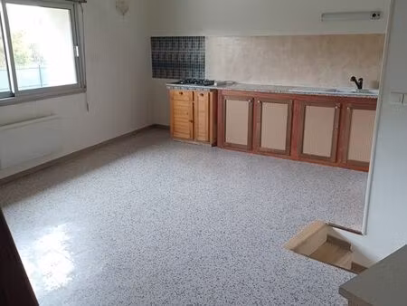 idéal jeune étudiant(e) / jeune débutant(e) dans la vie active. maison avec petit garage +