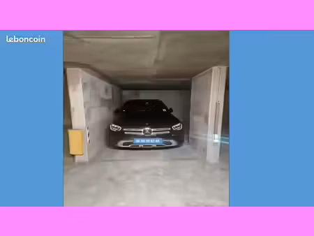rare- beau parking en plein carré d'or -convient à un 4/4 ou à un suv
