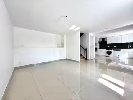 à vendre : maison entièrement rénovée avec extérieur