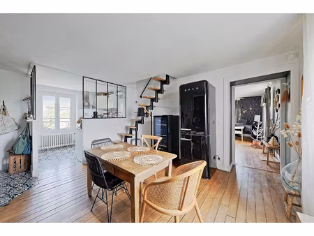 appartement duplex à lagny-sur-marne : volumes sous charpente face à l'eau