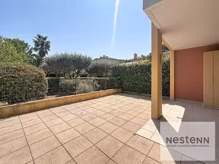 frejus - t2 - en rez-de-jardin - rénové - grande terrasse - au calme - commerces - cave -.