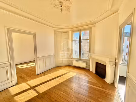 appartement de caractère t4 de 67 m² avec cave. parquet  moulures et cheminées