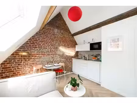 quartier blaes  un studio rénové et meublé au design coloré