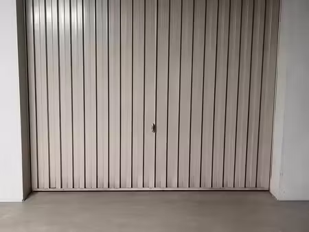 garage de 15 m2 en sous-sol sécurisé par porte automatique