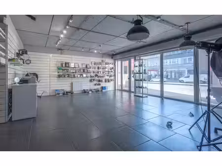espace commercial à emplacement stratégique avec parking