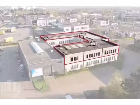 900 m² de bureaux et 11 places de parking  visibilité de...