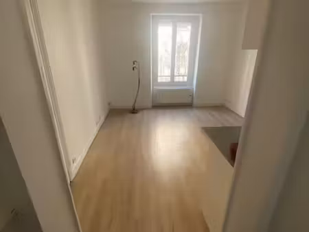 2 pièces 23 m2 - 1025 euros