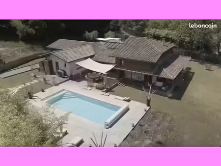 villa d'architecte meublée de 250 m² avec piscine chauffée et studio indépendant à camblan