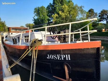 sur un bateau à poissy