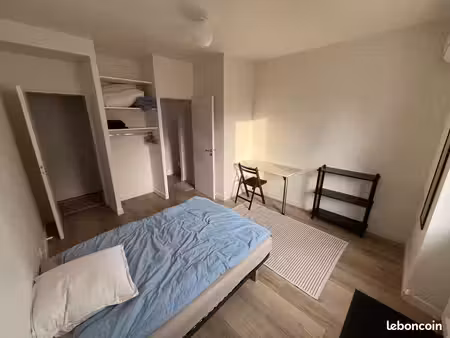 chambre 16m2 sdb wc privatif