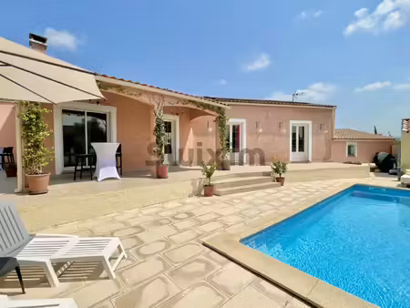 villa de plain-pied avec piscine