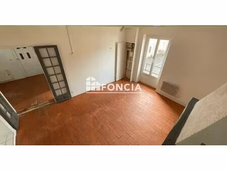 plein cœur de longjumeau  pour ce trois-pièces en duplex  en intérieur de cour proche de t