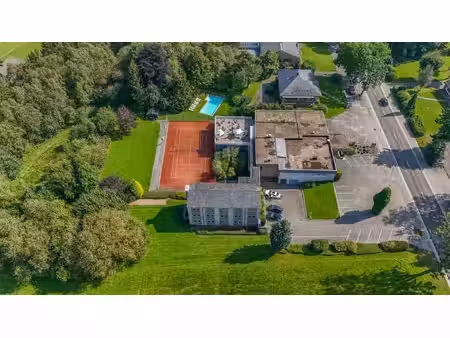hôtel-restaurant - 15 ch. sur 10.113 m² – cession d’actions