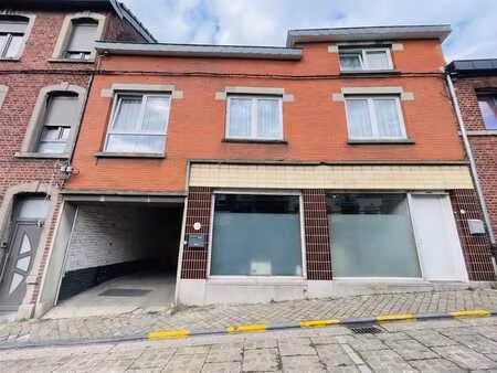 immeuble mixte avec un appart  des bureaux et des entrepôts