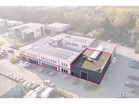 529 m² de bureaux avec 205 m² d'entrepôt et 10 places de ...