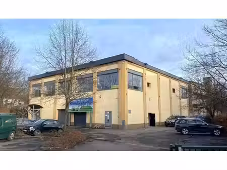 magasin à louer dans un emplacement visible près de la gare