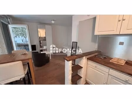 studio rénové de 31 m² vendu meublé  en excellent état. terrasse et cave. face à un parkin