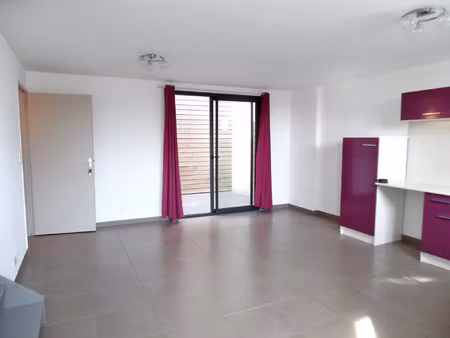 t2 bis 52 m2 avec petite cour et garage