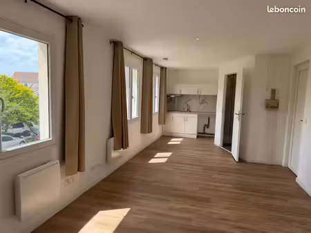 très grand studio lumineux refait à neuf