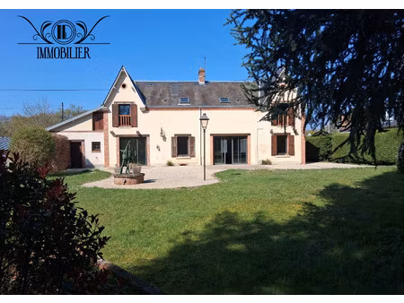 grande maison avec jardin paysager