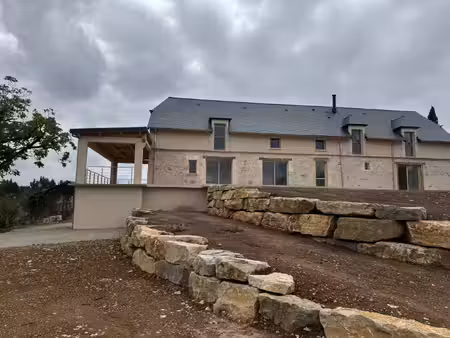grande maison en pierres entierement renovee