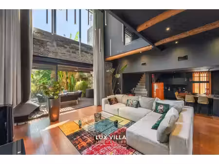 une maison unique  où le charme de l'ancien rencontre une rénovation contemporaine