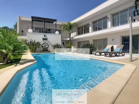 magnifique villa contemporaine et deux terrains constructub