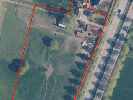 blok landbouwgrond met bijhorende gebouwen op 15.582 m²