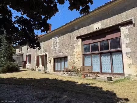 maison de campagne avec piscine intérieure entre villefagnan