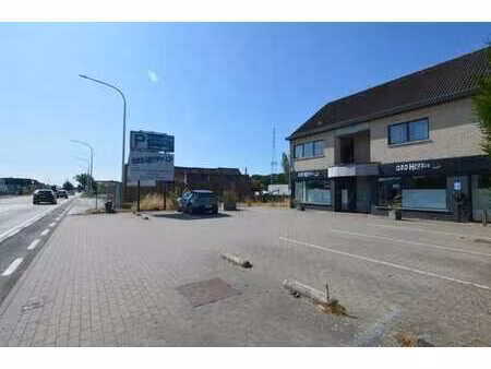 commercieel pand op toplocatie met ruime parkeergelegenheid