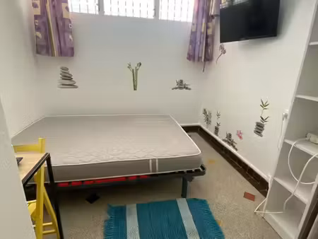 petit studio 3 pièces séparées avéc fenêtres en hauteur