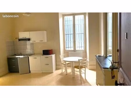 lumineux studio sécurisé par camera calme