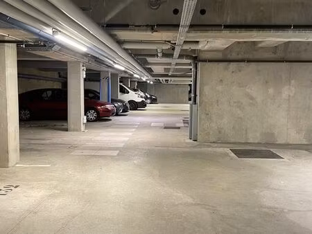 à louer : place de parking privative en résidence sécurisée. proche université